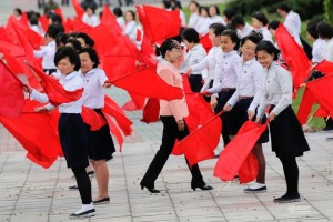 外国记者实拍朝鲜平壤街景:戴红领巾的儿童(组图)