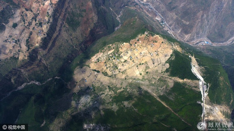 四川凉山"悬崖村庄"引关注 官方：先建一钢筋梯道