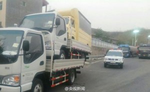 山西高速现"车驮车驮车" 司机称为省运费(组图)