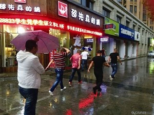 男子闯红灯不听劝导打交警  同伙放狠话称弄死你