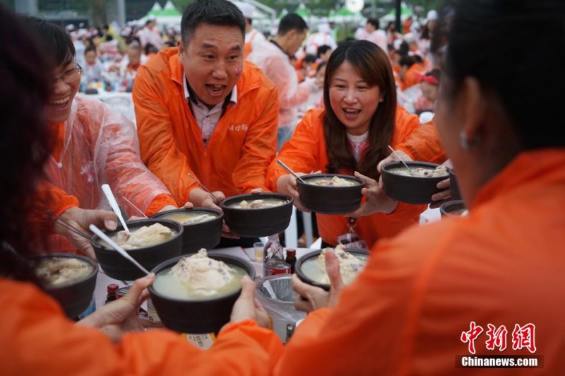 4000中国游客首尔露天广场集体进补参鸡汤(组图)