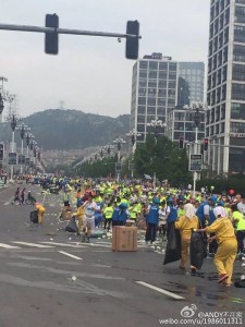 大连国际马拉松赛后 沿途遍地是垃圾(高清组图)