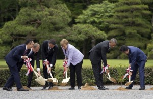 G7峰会各国元首参拜日本神社 安倍微笑领路(图)