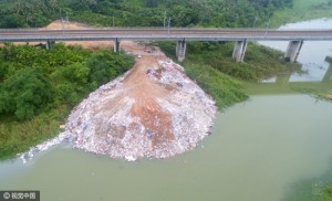 千吨建筑垃圾入侵海南万泉河 河床填高10多米(图)