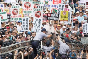 台湾猪农强翻闯立院 现场如“太阳花”翻版(图)