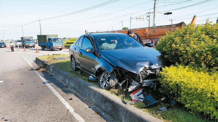 台湾: 一场阳光引发的车祸 4富豪2死2伤(组图)