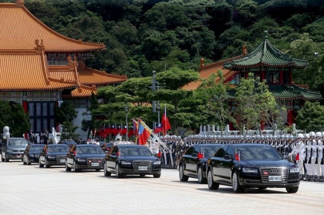 蔡英文赴忠烈祠至祭 独派场外抗议“拜中国”