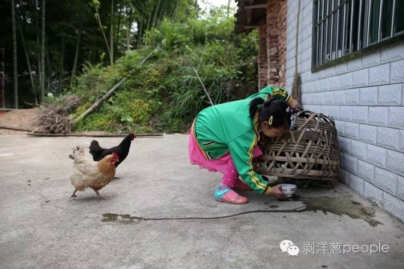 女童因感染艾滋两度失学：村民躲她像躲瘟疫(图)