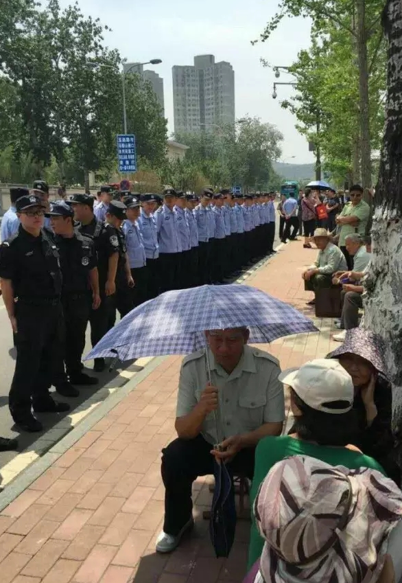 济南千余军休干部围困省府 同特警对峙(图)