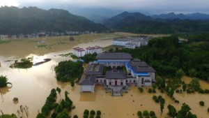 强降雨袭击南方  江西鄱阳河堤溃口转移1.3万人