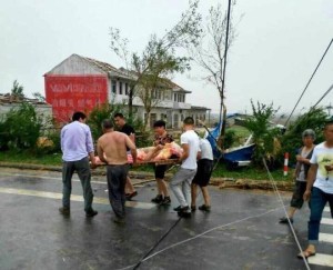 江苏阜宁等地突遭12级大风袭击 房屋屋顶被掀(图)