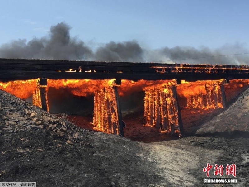 一场大火后 美国一铁路高架桥成“烤架”(组图)