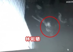 现场曝光:乌坎村书记仅穿背心被武警押走(视频)