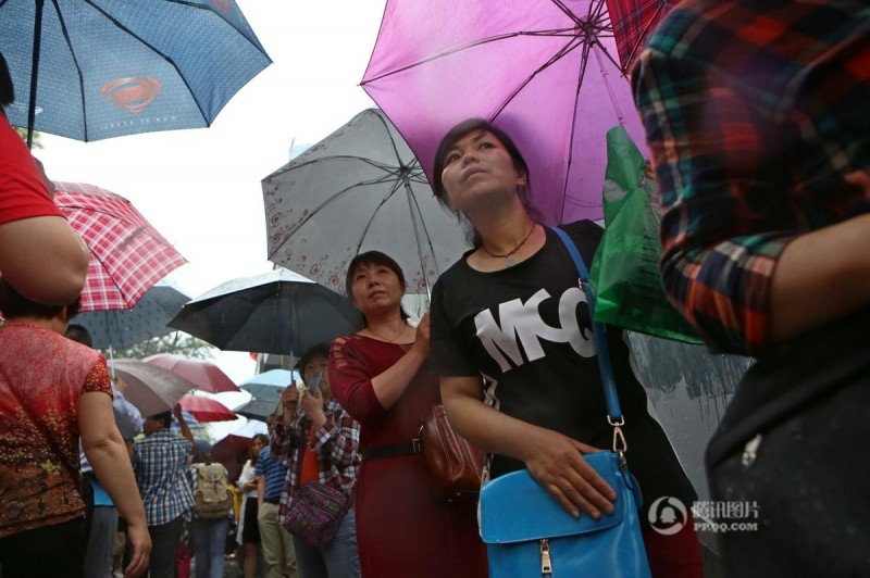 郑州上百家长候考 撑起“雨伞阵”场面壮观(组图)