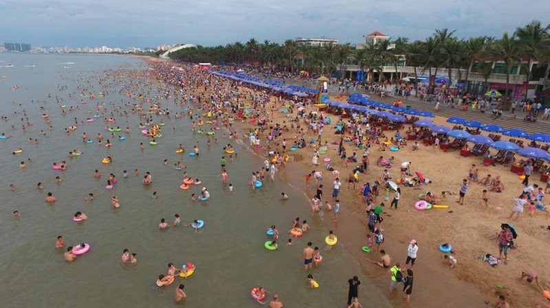 海南海口万人海滩“洗龙水” 场面壮观(高清组图)