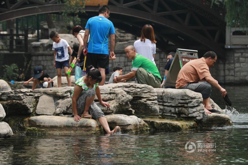 济南名泉又现“泡脚客” 景区游客无视警告(组图)