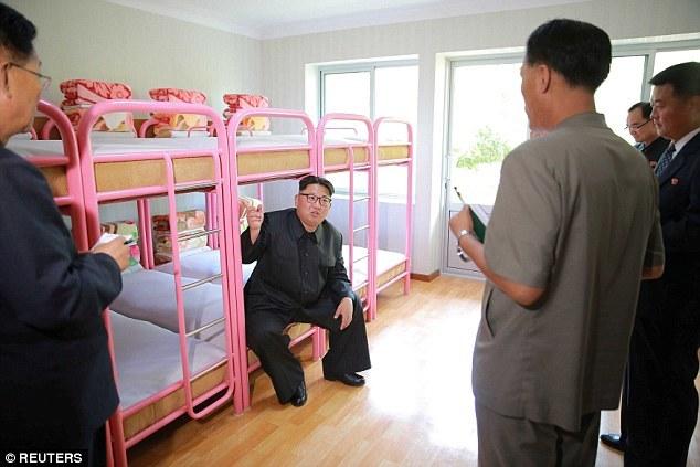 金正恩视察幼儿园抽烟被拍 曾鼓励人民戒烟(组图)