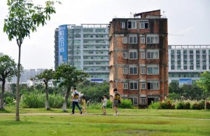 深圳最牛钉子户坚守十几年 曾拒2000万补偿(组图)