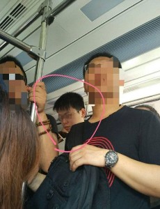 北京地铁13号线2女被猥亵照片曝光 已报警(组图)