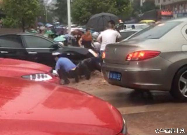 小学生暴雨中扶老人过马路 被积水冲倒溺亡(组图)