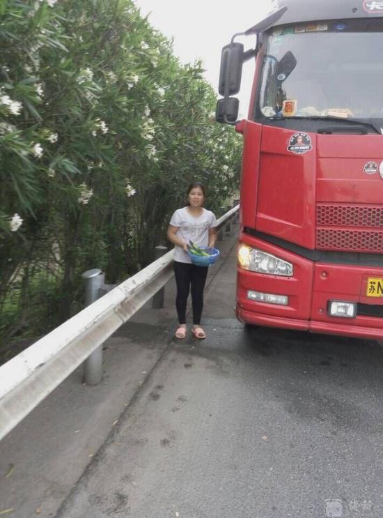 河南一司机高速上停货车  一家三口路边烧饭做菜