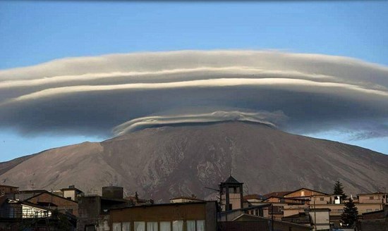 欧洲火山口现巨型“飞碟云”,场面骇人如末日(图)