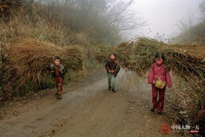 无臂女孩坚强求生 两腿夹住宝贝喂奶(高清组图)