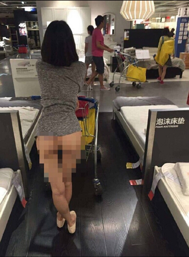 曝宜家门店现女子不雅照 下身赤裸逛商场(组图)