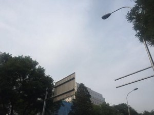 北京武警二院楼顶标牌和指路牌被摘(图)