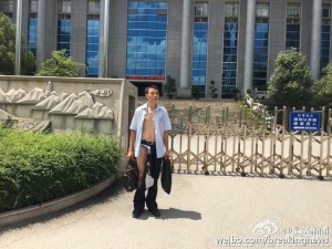 律师在法庭内干了什么 被打成这样(组图)