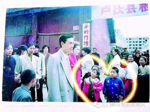 年轻夫妇发现20年前在他人婚礼上“合影”(组图)