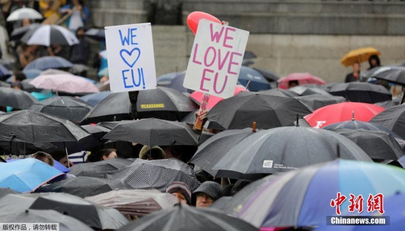 英国伦敦大批民众冒雨集会 要求“留欧”(高清图)