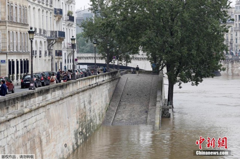 欧洲强降雨 埃菲尔铁塔遭淹 德国村庄变汪洋(图)