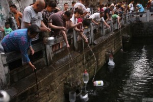 黑虎泉停喷 济南市民扎堆打“最后一滴水”(图)