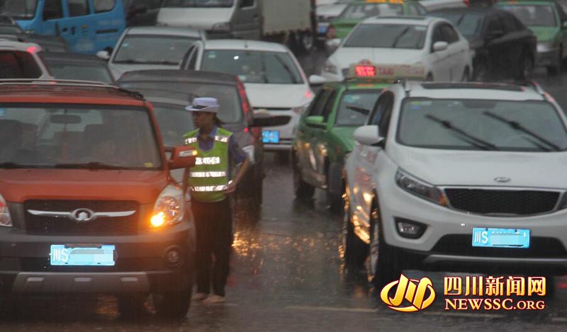 95后女交警暴雨中赤脚执勤 被赞“最美警花”(图)