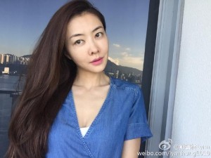 熊黛林深V小露乳沟 称筹备大事疑办婚礼(组图)