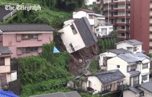 暴雨频发 日本一民宅整体"滚"下山崖(组图/视频)