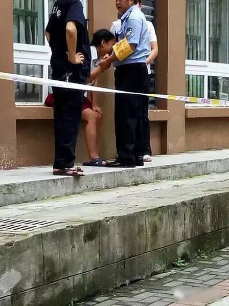 10岁男孩与同学打赌翻护栏 从24楼坠下身亡(组图)