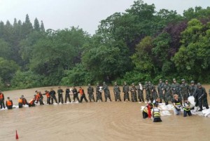 李克强冒雨赴武汉长江干堤管涌现场 指挥救灾(图)