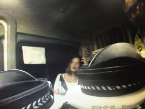 女司机撩裙子露肩膀为难交警 女警到后弃车而逃