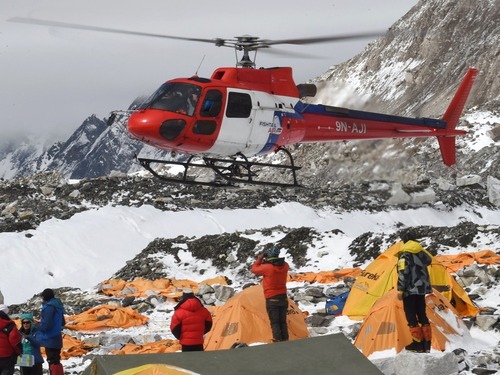 西藏雪崩9人被埋 首批救援已达现场(图)