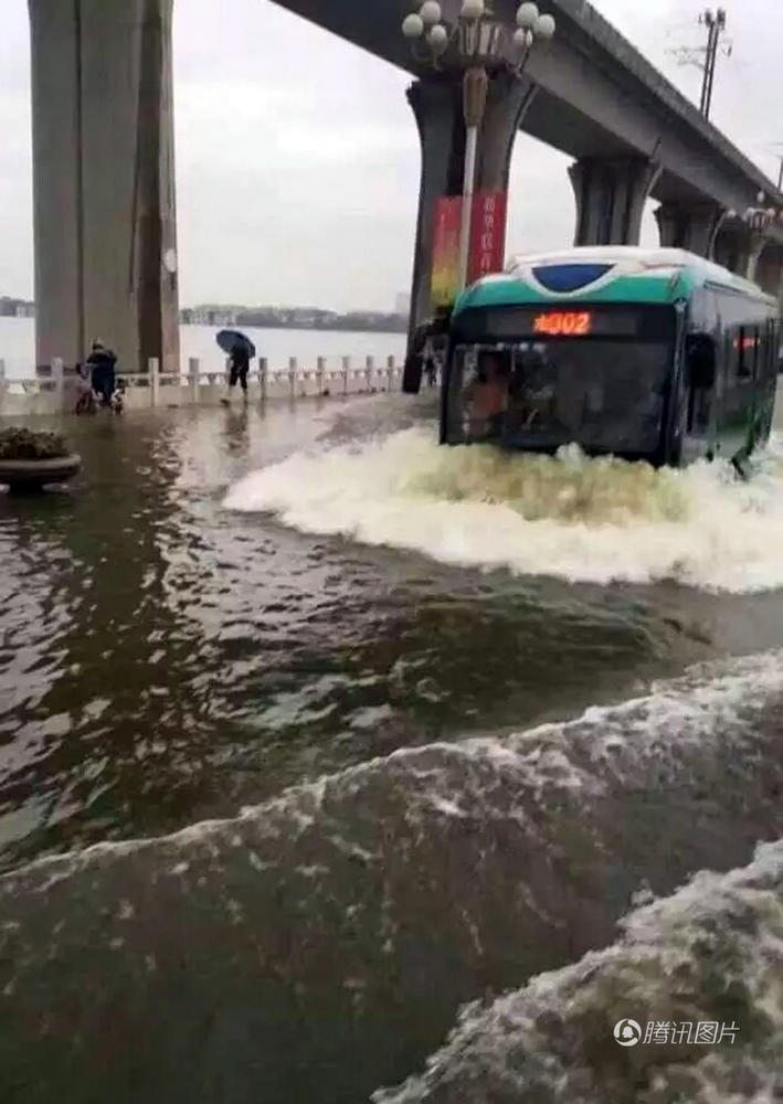 武汉暴雨地铁站内如“瀑布” 全城瘫痪(高清多图)