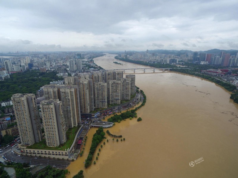 航拍广西柳江第二次洪峰 洪水淹路城市似孤岛(图)