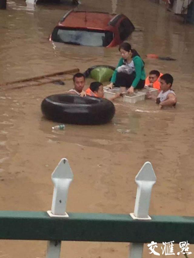 一夜暴雨让南京多个地铁站附近成“泽国”(组图)