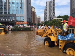 武汉暴雨后内涝严重 铲车卡车成“班车”(组图)