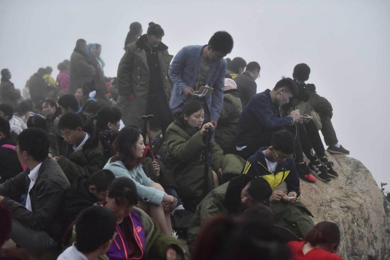 泰山迎客流高峰 游客穿军大衣涌至山顶观日出(图)