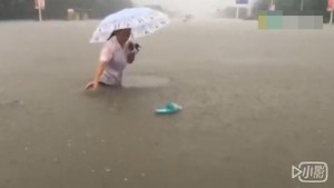 河南新乡遭特大暴雨袭击 女记者雨中凌乱(高清图)