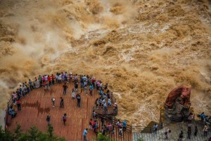 游客近距离拍摄云南虎跳峡"超级山洪"(高清组图)