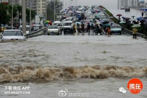 鸭脖市今天下大雨已沉海底 地铁倒灌停运(组图)