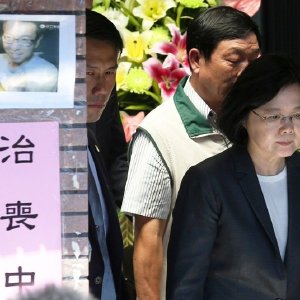 蔡英文赴船长家吊唁 媒体一个劲儿问陈菊她哭没哭